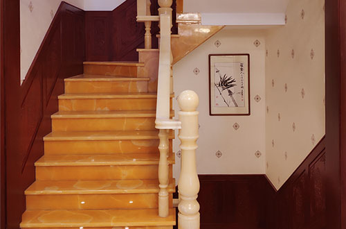峡江中式别墅室内汉白玉石楼梯的定制安装装饰效果